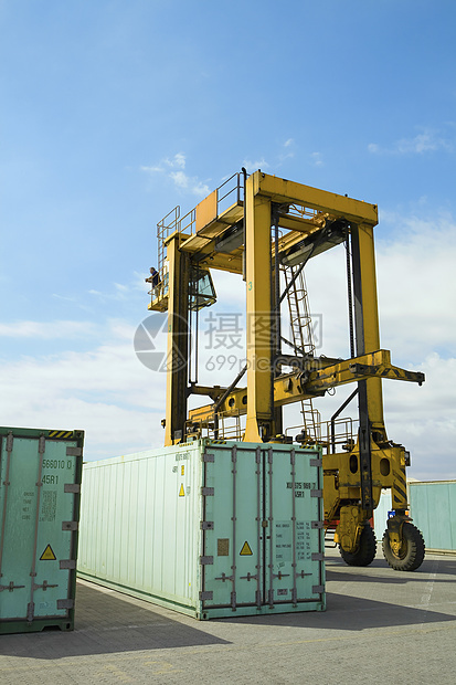 在Limassol塞浦路斯畜场看到堆叠集装箱和起重机运输加载商业港口贮存送货货运天空出口工业图片