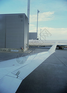 机场飞机机翼的详情图片