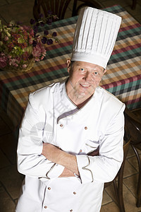 餐厅里一个微笑的男厨师的肖像男人婴儿职员职业工作白色帽子服务男性中年图片