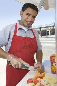 男性街头商贩切水果的肖像食物微笑男子半身生意摊位食材健康饮食小贩眼神图片
