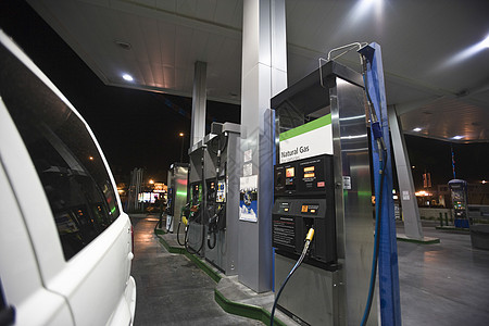特写加油站的农用汽车 在夜间使用燃料泵和天然气进行检查图片