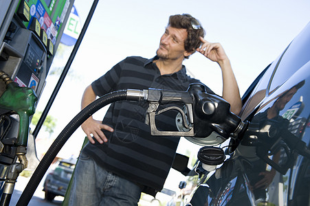 在天然气站加油车加油的笑脸人棕色加油站燃油环境休闲一人男子天然气石油绿色图片