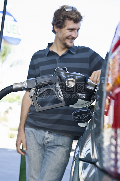 在天然气站加油车加油的笑脸人燃油头发天然气工业生物能源汽车棕色中年环境保护图片