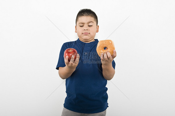 (10-12) 持有甜甜甜圈和苹果的少年图片