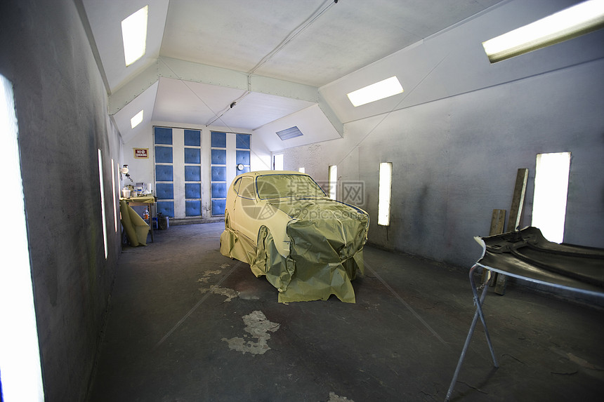 车库中一辆新油漆汽车的景象车辆运输喷漆工作水平面具身体生产维修工程图片