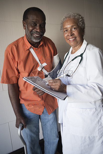 有病人的医生写作老人黑人骨科老年快乐两个人老化过程成人图片
