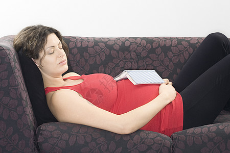 睡在沙发上的有书的孕妇图片