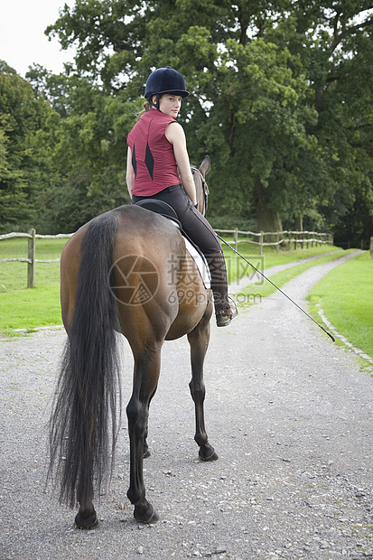 坐在棕色马匹上的女性骑马女骑士团结运动幸福马甲休闲双腿动物女孩服装骑马帽图片