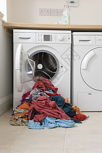 洗衣机前的衣物堆放在洗衣机前图片