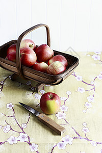 桌上的苹果影棚桌布篮子红色桌子背景图片