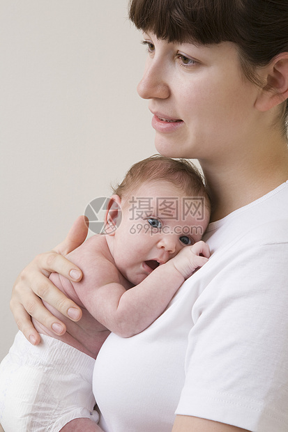 母亲拥抱新生婴儿工作室的肖像拍摄孩子视图成年头肩影棚漏洞宝贝男孩关爱女婴图片