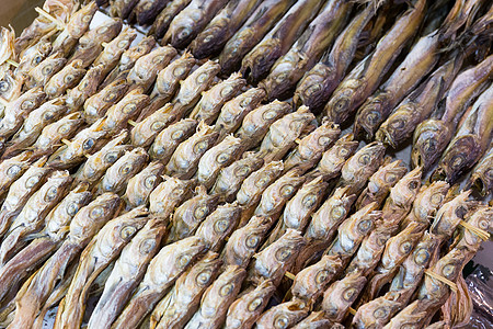 在韩国市场销售的干盐鱼图片