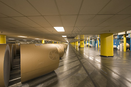 在宽敞的报纸工厂里看到一卷巨大的纸张制造业造纸水平工业生产经济仓库职场棕色印刷图片