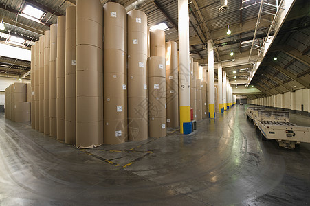 在宽敞的报纸工厂里看到一卷巨大的纸张造纸工业仓库棕色职场印刷命令水平经济制造业图片