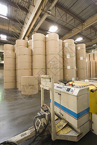 在宽敞的报纸工厂里看到一卷巨大的纸张材料棕色命令职场按钮造纸制造业印刷柱子仓库图片