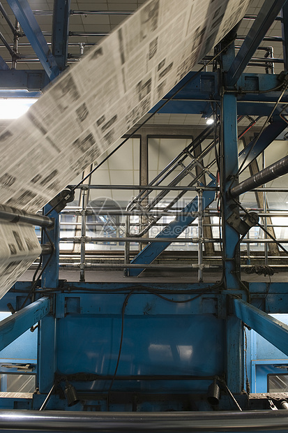 特写报纸的制作和印刷过程在报刊出版和印刷过程中职场打印生产工厂栏杆制造业仓库商业工业机械图片