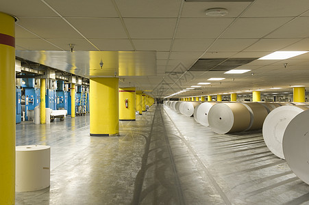 在宽敞的报纸工厂里看到一卷巨大的纸张印刷仓库出版材料水平棕色职场生产工业地面图片