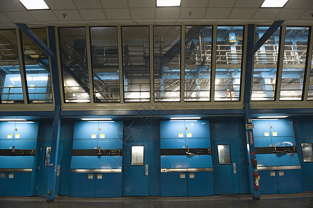 一家报纸厂的内地观点工业报纸经济技术栏杆机械打印天花板职场造纸图片