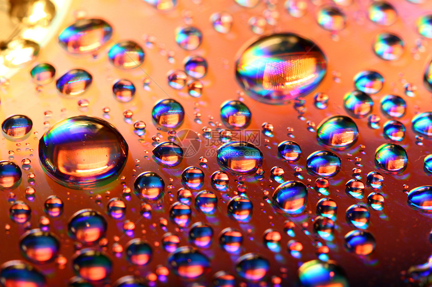 多彩水滴紫色反射液体雨水飞沫淋浴雨滴气泡彩虹宏观图片