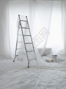 为油漆和装饰而准备的粉尘板覆盖空空房间灰尘工具维修装潢装修绘画房子梯子床单白色图片