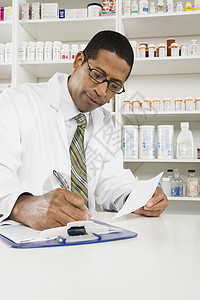 非裔美籍男药剂师在药店工作卫生职业化学家男人处方经销商职场安全保健店铺图片