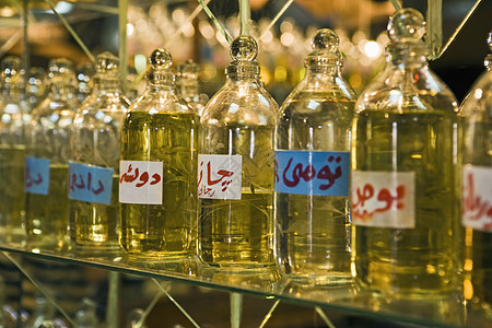 特写一排展示的香水制造中所使用的基本油瓶封装图片