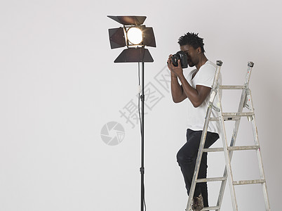 成人中年3035岁摄影演播室摄影师防雷专注设备创造力影棚男子裁剪梯子图片