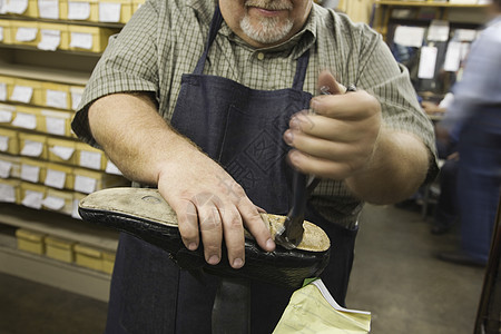 传统的制鞋传统车间作坊皮匠文化职业制造业工艺裁剪制造商男士生意图片