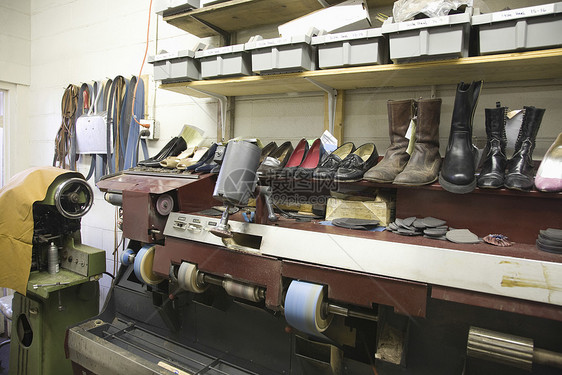 传统制鞋工场架子上的脚服图片