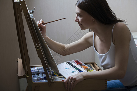 女性在斜坡上的绘画艺术家创造力画笔画架成年图片