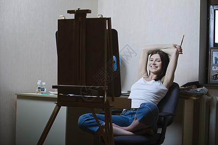 女人坐在壁架前笑着微笑背景图片