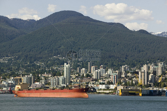 港港货船油船森林城市山腰船运贸易天空山坡运输码头图片