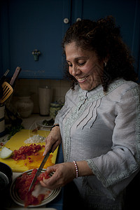 快乐的妇女在厨房做饭图片