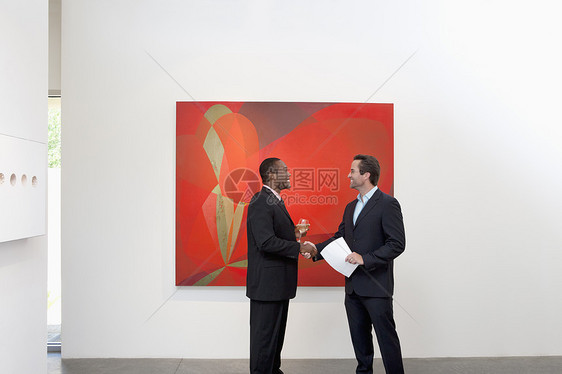 两个人在墙壁绘画前握手图片