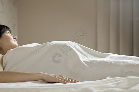 躺在床上的孕妇向外看图片