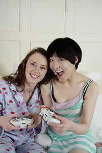 两个女朋友玩电子游戏图片