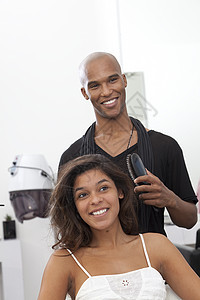 女人在美容院打扮发型图片