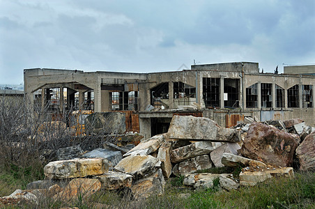 废弃工厂外部和阴云天空图片