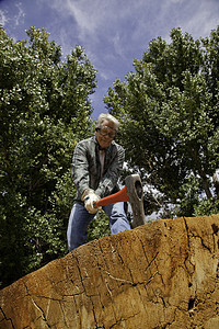 砍伐木柴的人的低角视图图片