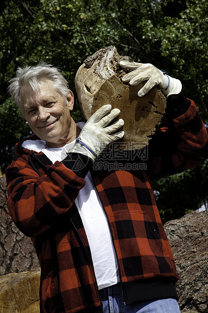 高山的男子 肩上带着木柴图片