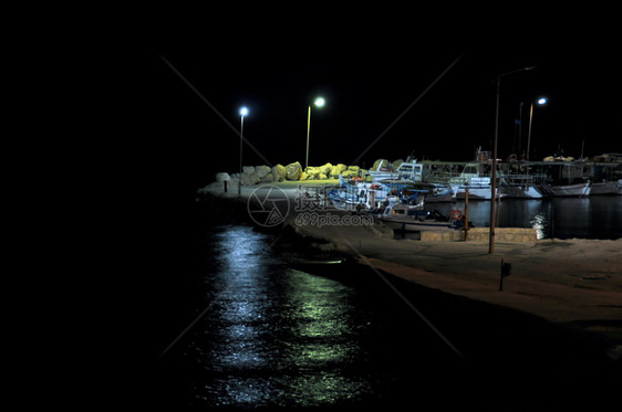夜间有码头和船舶图片