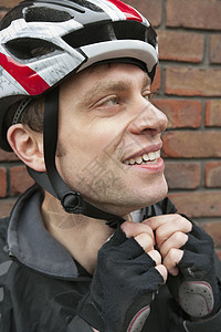 骑自行车的人调整头盔图片