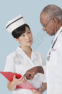 两位医学专家在浅蓝色背景下讨论医学报告图片