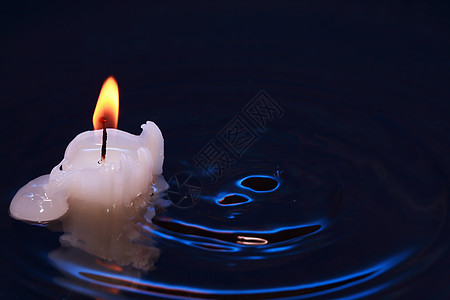水中蜡烛海浪悲伤静物设备灯光燃烧灯芯记忆情绪概念性图片