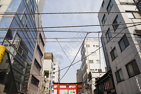 多层楼间电线和托里门的多层大楼之间遗产街道文化建筑电源线大都会城市生活线路电力摩天大楼图片