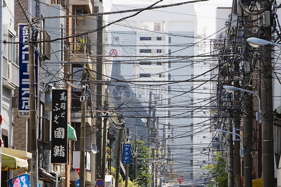 横跨市街上方的CrissCross串连线路大都会高楼都市摩天大楼景观传输城市电源线场景能量图片