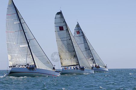 三艘游艇参加加利福尼亚州队帆船赛竞技蓝天全体人员成人甲板水车比赛天空帆船图片
