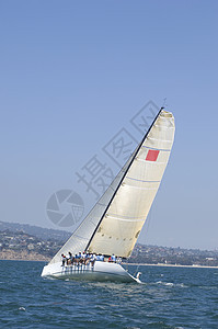 加利福尼亚州游艇赛队帆船比赛水车奶油色人员海洋运动天空日光航海速度全体图片