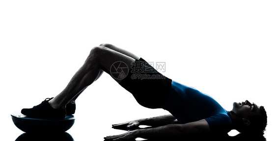 从事波苏锻炼运动的人的健身姿势图片