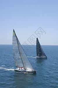 两艘游艇在加利福尼亚州队帆船赛地平线速度航海对抗划船天空唤醒运动鸟瞰图帆船图片